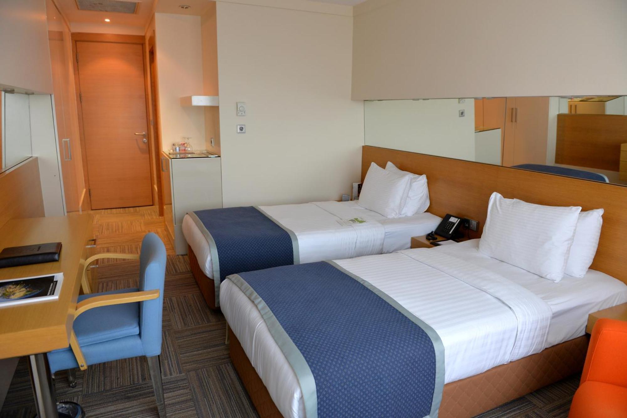 Dedeman Istanbul Hotel Cameră foto A room at the hotel